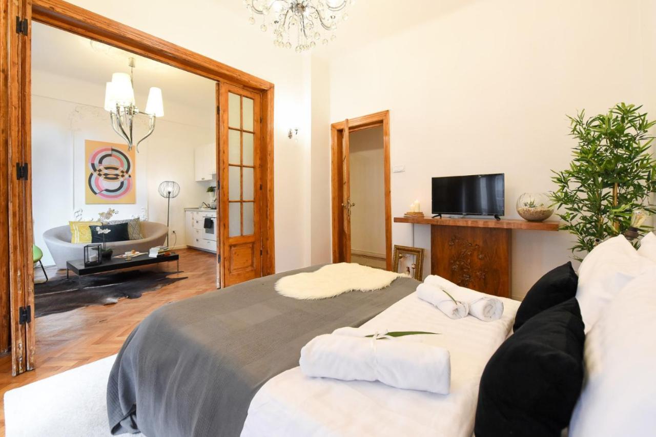 Vintage Elegance, Modern Comfort: 1Br Apartment Overlooking Calea Victoriei Bukarest Exteriör bild