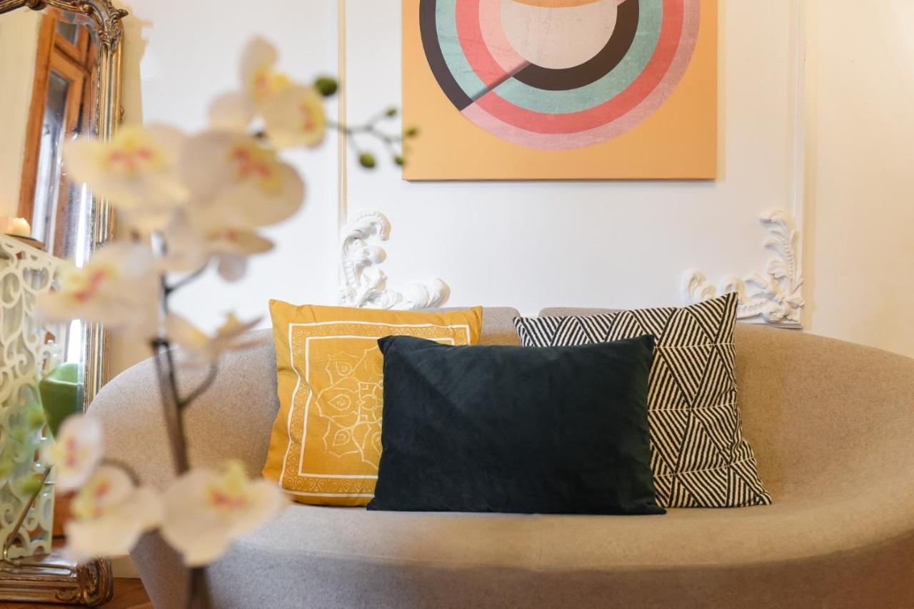 Vintage Elegance, Modern Comfort: 1Br Apartment Overlooking Calea Victoriei Bukarest Exteriör bild