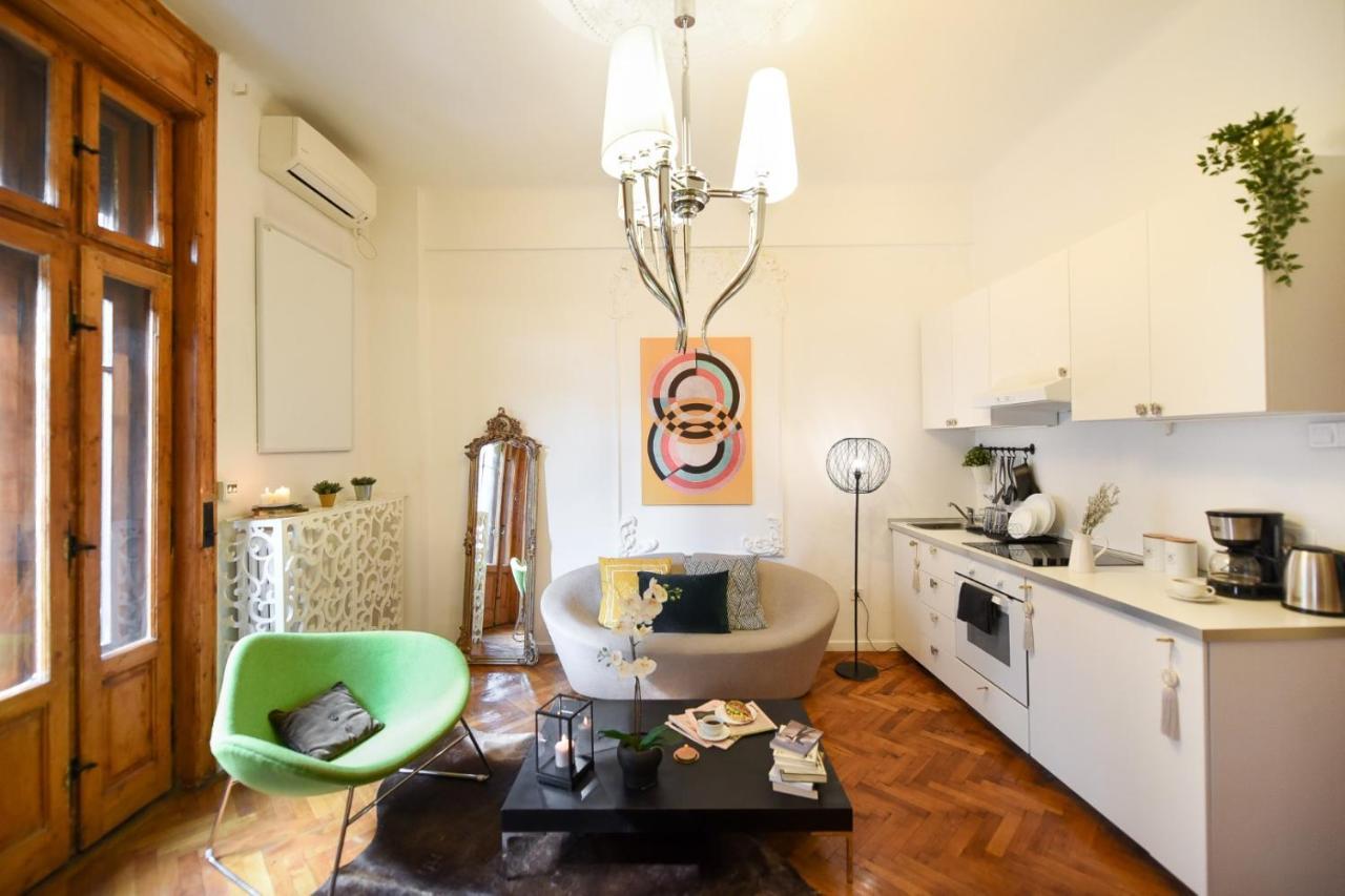 Vintage Elegance, Modern Comfort: 1Br Apartment Overlooking Calea Victoriei Bukarest Exteriör bild