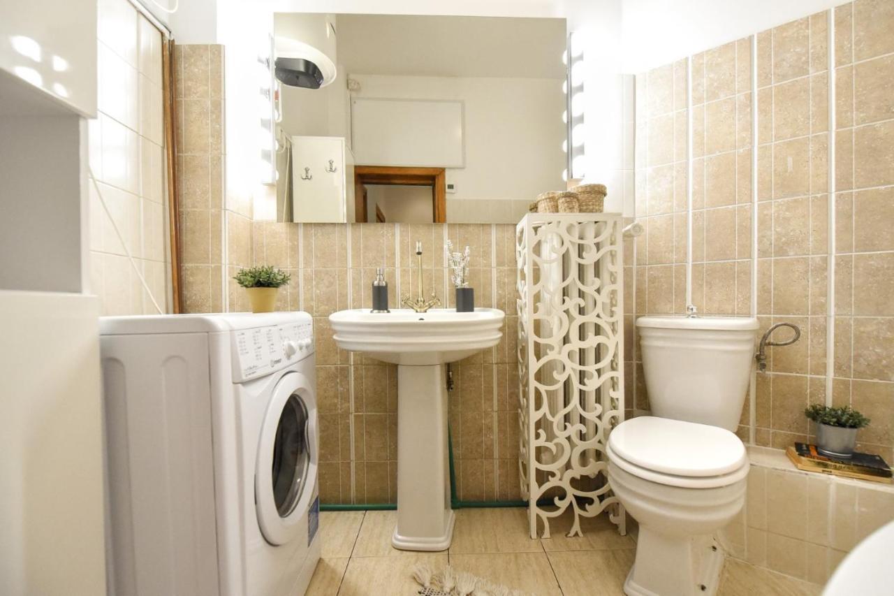Vintage Elegance, Modern Comfort: 1Br Apartment Overlooking Calea Victoriei Bukarest Exteriör bild