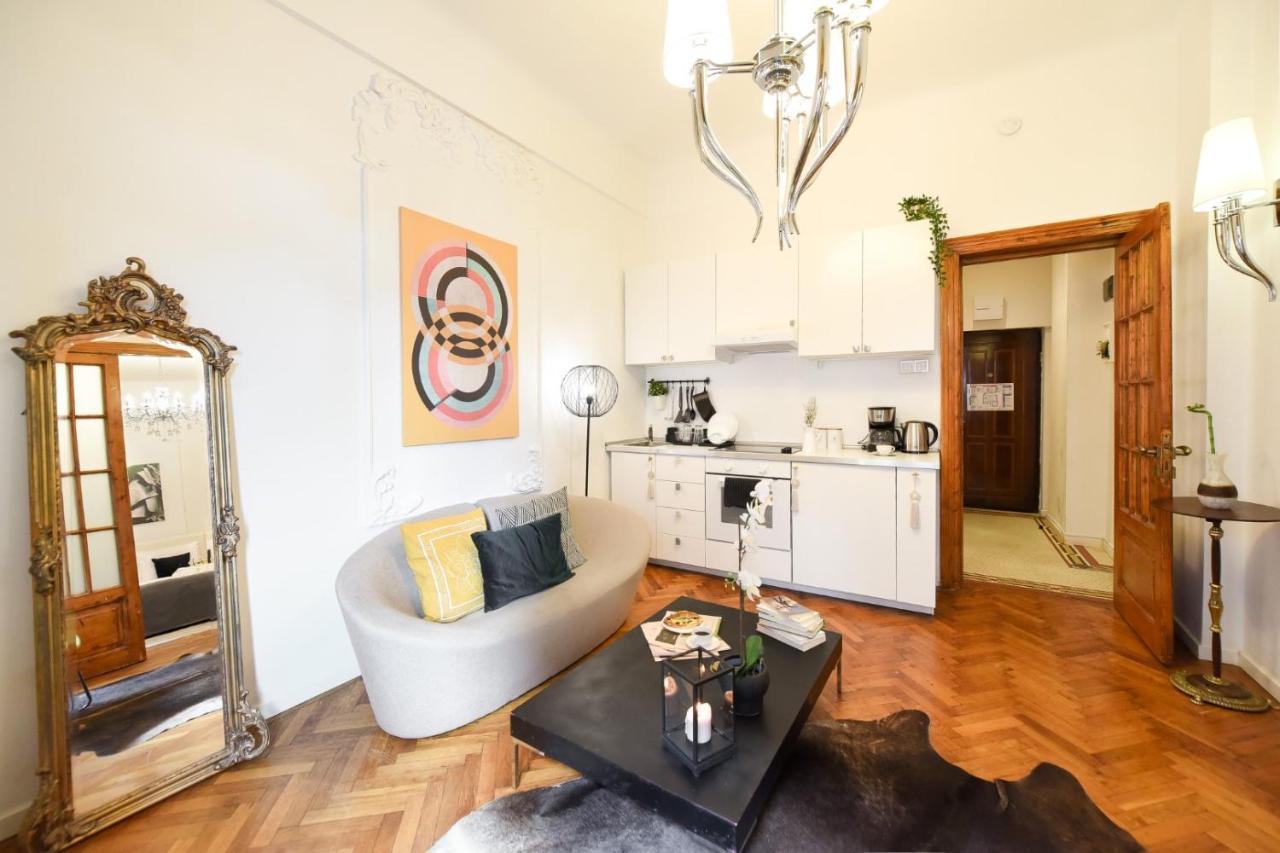 Vintage Elegance, Modern Comfort: 1Br Apartment Overlooking Calea Victoriei Bukarest Exteriör bild