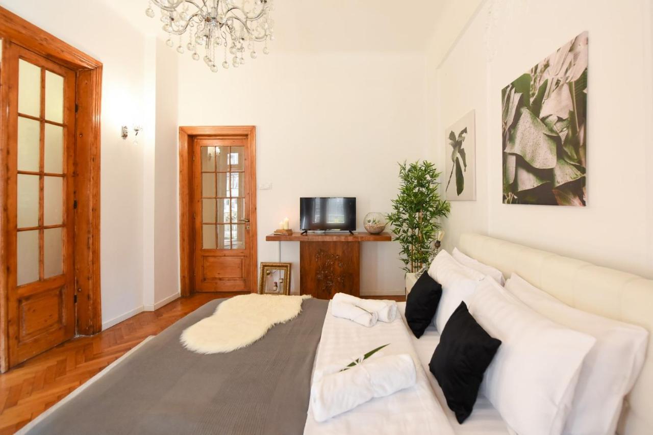 Vintage Elegance, Modern Comfort: 1Br Apartment Overlooking Calea Victoriei Bukarest Exteriör bild