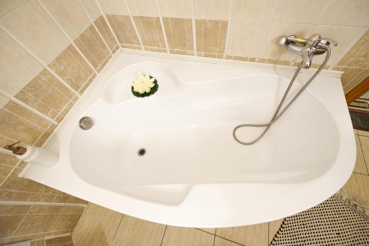 Vintage Elegance, Modern Comfort: 1Br Apartment Overlooking Calea Victoriei Bukarest Exteriör bild
