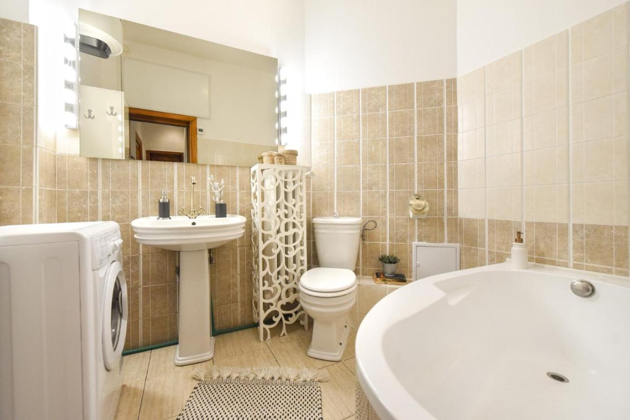 Vintage Elegance, Modern Comfort: 1Br Apartment Overlooking Calea Victoriei Bukarest Exteriör bild