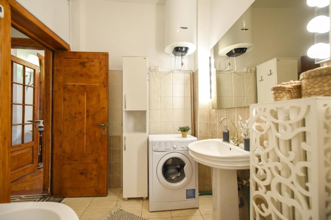 Vintage Elegance, Modern Comfort: 1Br Apartment Overlooking Calea Victoriei Bukarest Exteriör bild